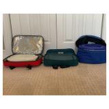 LOT OF 3 CARRY IN CASSEROLE DISHES; PYREX WITH