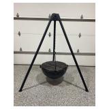 COWBOY CAULDRON CAST IRON KETTLE WITH TRIPOD