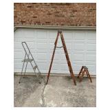 LOT OF 2 WOOD & 1 METAL ASSORTED SIZE STEP
