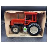 ERTL 1/16 DEUTZ-ALLIS 8010 TRACTOR WITH CAB IN