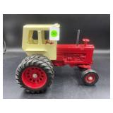 ERTL INTERNATIONAL HARVERSTER 1466 FARMALL TRACTOR