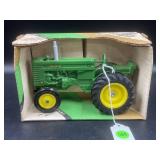 ERTL JOHN DEERE MODEL M TRACTOR -  COLLECTOR