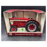 ERTL 1/16 INTERNATIONAL 560 TRACTOR IN ORIGINAL