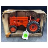 ERTL 1/16 JOHN DEERE 1947 MODEL "MI" TRACTOR IN