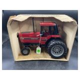 ERTL 1/16 INTERNATIONAL 5288 TRACTOR WITH CAB IN