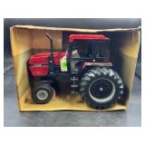 ERTL 1/16 CASE INTERNATIONAL TRACTOR WITH CAB IN