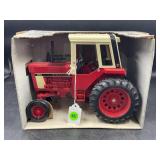 ERTL 1/16 INTERNATIONAL 1586 TRACTOR WITH CAB IN