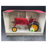 SPECCAST 1/16 MASSEY HARRIS 22 WIDE FRONT TRACTOR