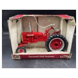 2001 ERTL FARMALL 230 TRACTOR - 1/16 SCALE