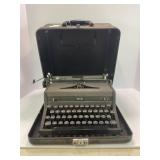 ROYAL QUIET DE LUXE ANTIQUE TYPEWRITER WITH CASE