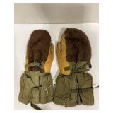 PAIR OF VINTAGE US ARMY M-1949 ARTIC MITTENS WITH