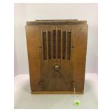 1930'S DELCO MODEL 3201 WOOD TUBE TOMBSTONE RADIO-