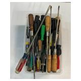 LARGE LOT OF ASSORTED SCREWDRIVERS - SOME