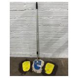 WEDGE DUST MOP WITH EXTRA DUST MOPS, FRAME AND