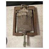 F.S. CARBON CO. VINTAGE CAST IRON MALTED WAFFLE