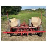 INTERNATIONAL 3 PT TWO ROW MECHANICAL PLANTER