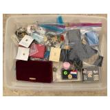 LARGE LOT OF ESTATE COSTUME JEWELRY - BROACHES,
