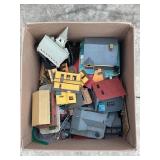 LARGE LOT OF ASSORTED HO SCALE TRAIN SET BUILDINGS
