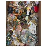 LOT OF COSTUME JEWELRY - BROACHES & PINS