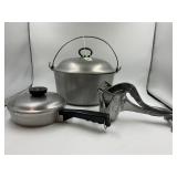 VINTAGE HOUSEHOLD INSTITUTE ALUMINUM DUTCH OVEN W/
