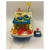 VINTAGE FISHER PRICE PLAY FAMILY HOUSEBOAT #985