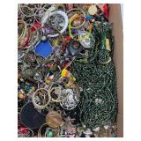 LOT OF MISCELLANEOUS COSTUME JEWELRY - BROKEN