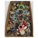 LOT OF MISCELLANEOUS COSTUME JEWELRY - BROKEN