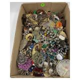 LOT OF MISCELLANEOUS COSTUME JEWELRY - BROKEN