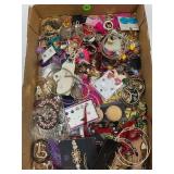LOT OF COSTUME JEWELRY - EARRINGS