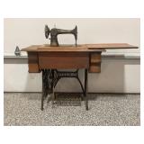 SINGER SEWING MACHINE WITH CAST IRON BASE & ORNATE