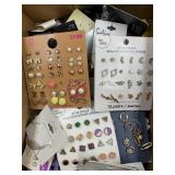 LOT OF COSTUME JEWELRY - EARRINGS