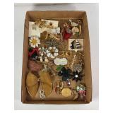 LOT OF ESTATE COSTUME JEWELRY BROACHES & PINS