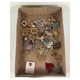 LOT OF ESTATE COSTUME JEWELRY BROACHES & PINS