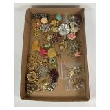 LOT OF ESTATE COSTUME JEWELRY BROACHES & PINS