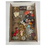 LOT OF ESTATE COSTUME JEWELRY BROACHES & PINS