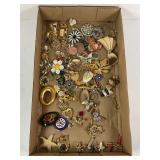 LOT OF ESTATE COSTUME JEWELRY BROACHES & PINS