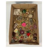 LOT OF ESTATE COSTUME JEWELRY BROACHES & PINS