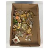 LOT OF ESTATE COSTUME JEWELRY BROACHES & PINS