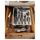 CONTENTS OF KITCHEN DRAWERS - SILVERWARE, KNIVES,