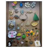FLAT OF VINTAGE & NEW BROOCHES & STERLING CUFF