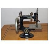 Singer Sewhandy childs miniature sewing machine