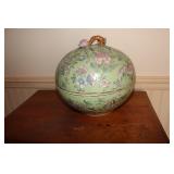 Chinese porcelain lidded bowl in Famille Verte
