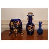 Cobalt blue lot - footed vase with enameled leaf
