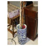 Ceramic unbrella stand with dragon design and