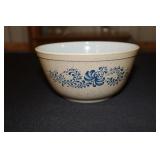 Pyrex Homestead pattern mixing bowl 7.25 diameter