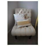 Accent chair with 2 throw pillows