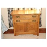 Oak wash stand with two doors and two drawers 32