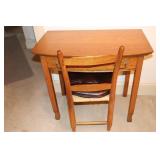 Oak ladies desk with one drawer has curved front