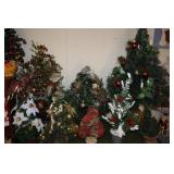 Lot - 8 decorative Christmas trees