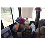 Corner lot - lamp, floor lamp, accent pillows and